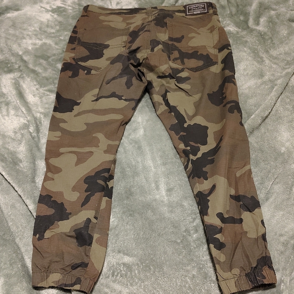 Levi's Green Camouflage Cargo Pants - Picture 4 of 4